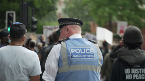 A-London-Policía-Officer-Converses-with-a-BLM-Protestor