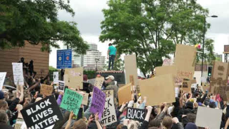 Blm-London-Demonstranten-Stehen-Schweigend-Mit-Fäusten-In-Der-Luft