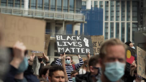 Demonstrant-Hält-Blm-Schild-Während-Der-Londoner-Proteste-Hoch