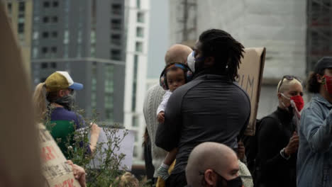 Blm-London-Demonstrant-Hält-Säugling-Unter-Klatschender-Menge