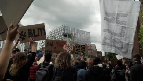 Blm-London-Demonstranten-Halten-Schilder-Und-Singen-In-Den-Straßen