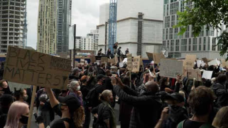 Große-Menge-Singender-Blm-demonstranten-In-London