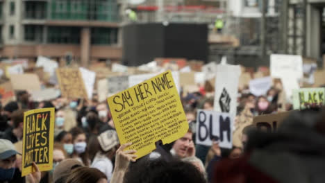 Large-Crowd-of-BLM-London-Protestors-Holding-Anti-Racism-Signs