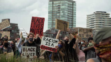 Londoner-Blm-Demonstranten-Halten-Schilder-Gegen-Rassismus-Und-Klatschen