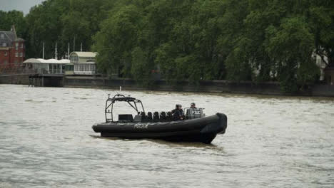 Polizeiboot,-Das-Stationär-Auf-Einem-Fluss-Sitzt