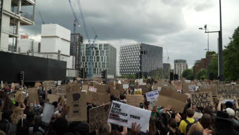 Manifestantes-De-Blm-En-Londres-Con-Carteles-Y-Aplausos