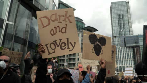Blm-Londres-Manifestante-Sosteniendo-Un-Cartel