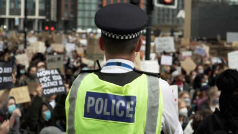 London-Policía-Officer-Monitors-Large-Crowd-of-BLM-Protestors