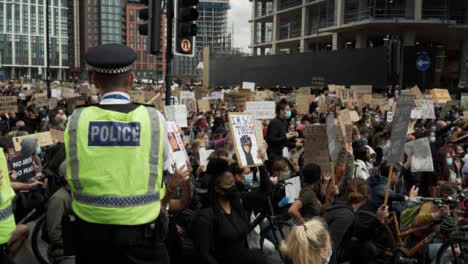 London-Policía-Officers-Monitor-Kneeling-BLM-Protestors