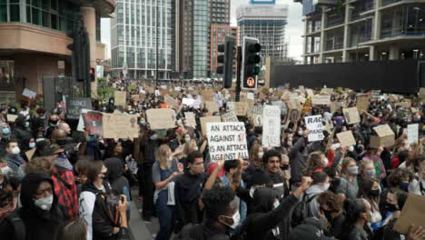 Große-Versammlung-Von-Blm-Demonstranten-Hält-Schilder-In-Londons-Straßen-London