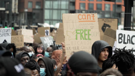 Menge-Von-Blm-Demonstranten-In-London-Hält-Schilder-Hoch