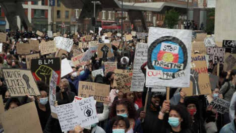 Blm-London-Demonstranten-Singen-Und-Halten-Schilder