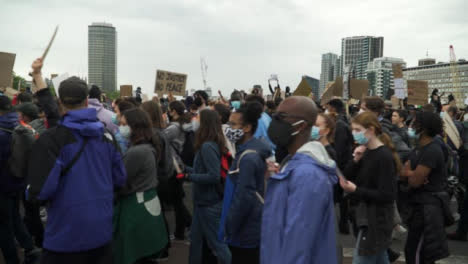 Multitud-De-Manifestantes-De-Londres-Marchan-En-La-Calle