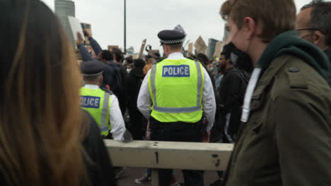 London-Policía-Amongst-Crowd-of-Marching-Protesters