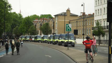 London-Line-of-Policía-Vans-on-Street