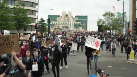 Multitud-De-Manifestantes-De-Londres-Marchan-Mientras-Aplauden