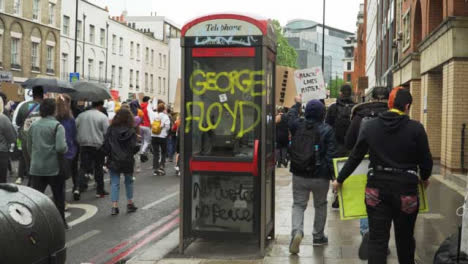 London-Protest-Graffiti-Written-Teléfono-Box