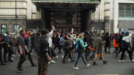 Manifestantes-De-Londres-Marchando-Pasado-Apolo-Victoria