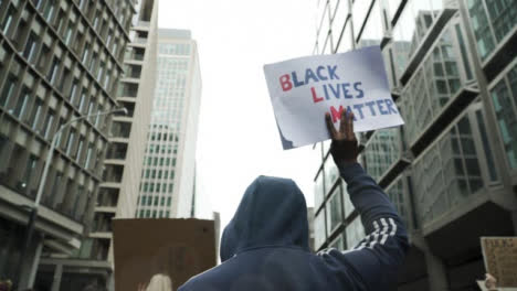 Manifestante-De-Londres-Con-Vidas-Negras-Importa-Signo