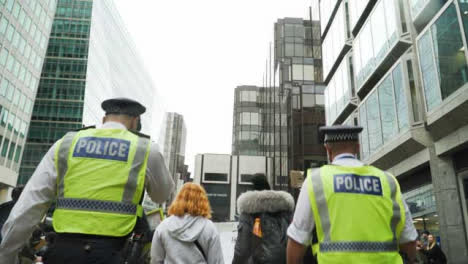 London-Policía-Officers-Walking-With-Protesters