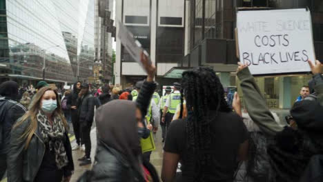 Londoner-Polizisten-Gehen-Unter-Demonstranten