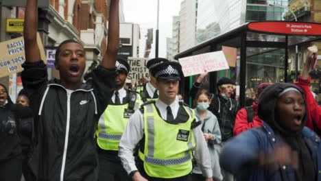 London-Protesters-Chanting-Beside-Policía-Officers