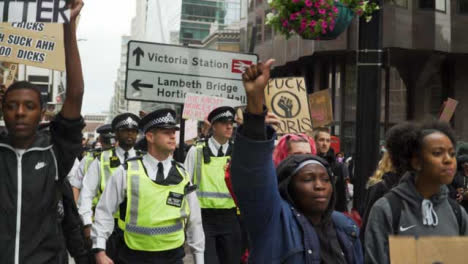 London-Protesters-Chant-Beside-Policía-Officers