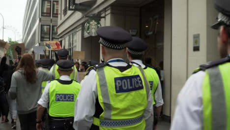 Londoner-Polizisten-Gehen-Unter-Demonstranten,-Die-Singen