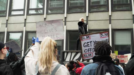 Activista-De-Londres-Liderando-Cantos-Contra-El-Racismo