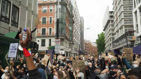 Los-Manifestantes-De-Las-Vidas-Negras-De-Londres-Se-Unen-Alrededor-De-Activista-Inspirador