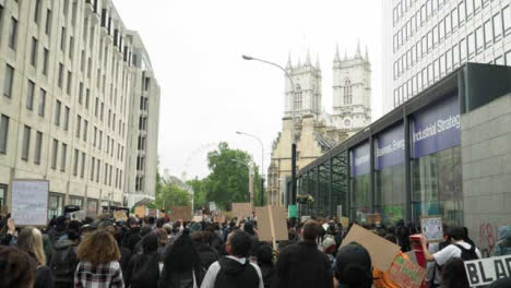 London-Black-Lives-Matter-Demonstranten-Marschieren-In-Richtung-Westminster-Abbey