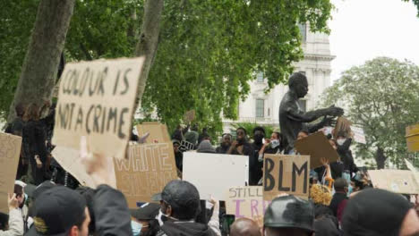 London-Black-Lives-Matter-Demonstrant-Hält-Schild-Unter-Singenden-Menschenmengen