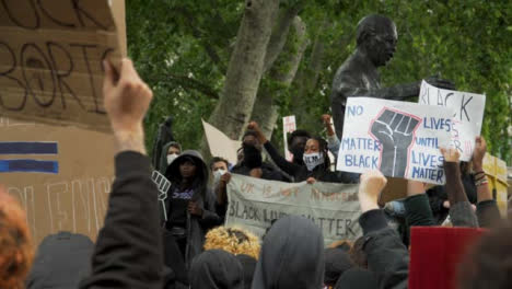 London-Black-Lives-Matter-Demonstranten-Neben-Der-Nelson-Mandela-Statue