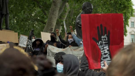 London-Black-Lives-Matter-Demonstranten-Versammeln-Sich-Neben-Der-Nelson-Mandela-Statue