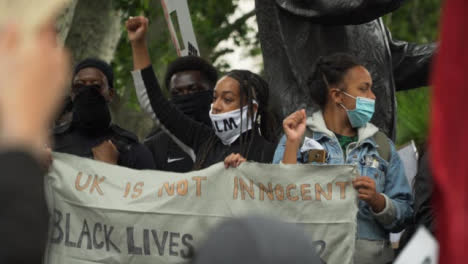 Los-Manifestantes-De-La-Vida-Negra-De-Londres-Se-Congregan-Junto-A-La-Estatua-De-Nelson-Mandela