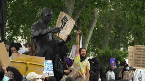 London-Black-Lives-Matter-Demonstranten-Versammeln-Sich-Um-Die-Nelson-Mandela-Statue