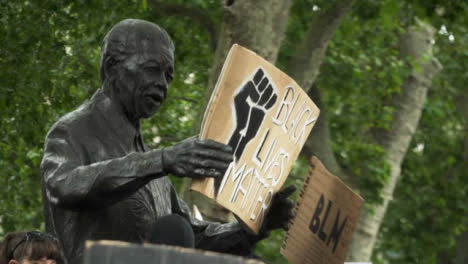 Londres-Estatua-De-Nelson-Mandela-Con-Vidas-Negras-Signo-De-Materia