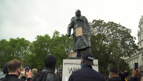 La-Estatua-De-Londres-Winston-Iglesiaill-Destrozada-Durante-Las-Protestas-De-La-Vida-De-Los-Negros
