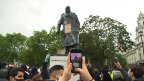 Londoner-Graffiti-Auf-Winston-Churchill-Statue-Während-Der-Proteste-Gegen-Schwarze-Leben