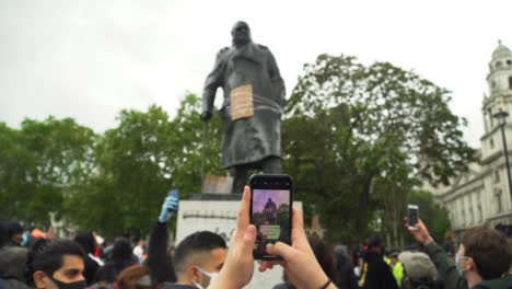 El-Graffiti-De-Londres-En-La-Estatua-De-Winston-Iglesiaill-Durante-Las-Vidas-Negras-Importa-Protestas