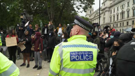 Londoner-Polizist-überwacht-Demonstranten-Während-Demonstrationen-Gegen-Schwarze-Leben