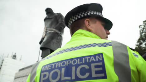 Londoner-Polizist-Neben-Der-Mit-Graffiti-Versehenen-Churchill-Statue-Während-Des-Protests