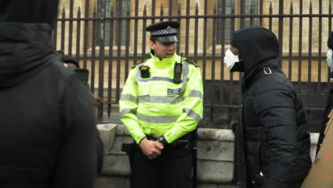 Londoner-Wütender-Demonstrant-Schreit-Polizisten-An