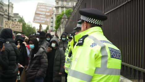 London-Wütender-Demonstrant-Schreit-Polizisten-An