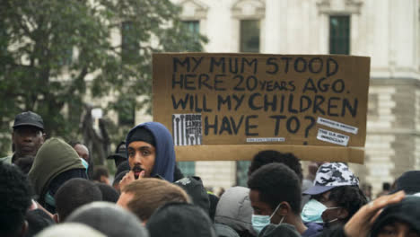 London-Black-Lives-Matter-Schild-über-Der-Menge-Gehalten