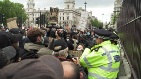 London-Angry-Protesters-Crowd-Around-Policía-Officers