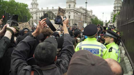 London-Photographers-Taking-Photos-of-Protesters-and-Policía