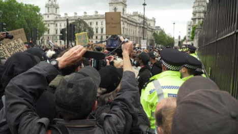 Londoner-Leute,-Die-Fotos-Von-Demonstranten-Und-Polizisten-Machen