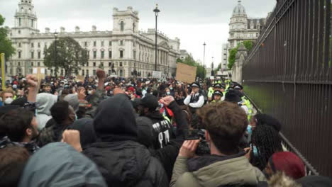 Activista-De-La-Materia-De-Vidas-Negras-De-Londres-Comienza-A-Cantar