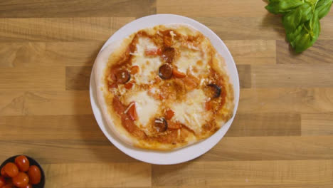 Draufsicht-Gekochte-Pizza-Auf-Schale-Auf-Teller-Gelegt